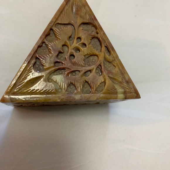 Carved in India - elephant trinket box - Picture 5 of 5